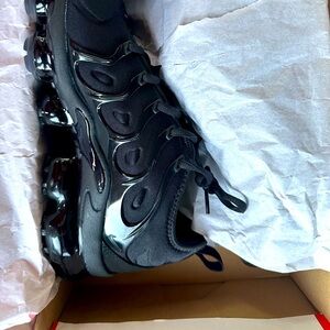 Selling new Nike air vapormax plus black